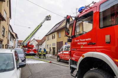 Nuertingen-Neckarhausen: Gebaeudebrand - Starke Rauchentwicklung aus dem Dachstuhl eines Wohnhauses
